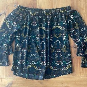 Very J- Off-shoulder top- M